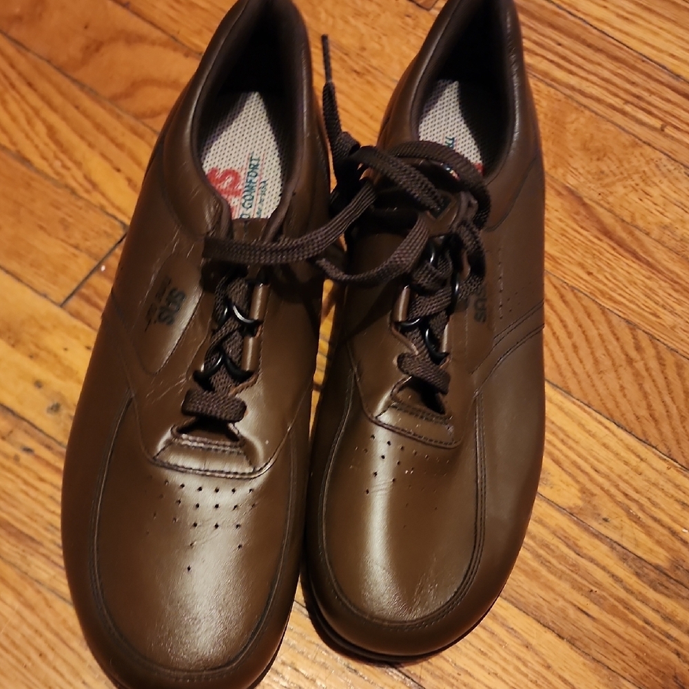 SAS Brown Oxfords with Smooth Leather and Rounded Toe
